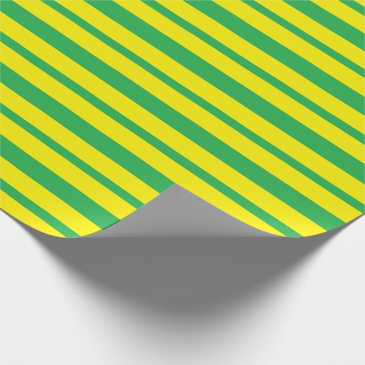 Dikte en dunne groene en gele strepen cadeaupapier (Hoek)