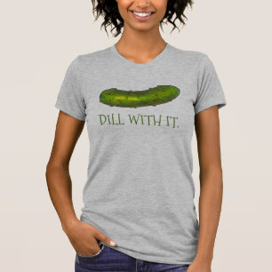 Dill (Deal) met het groene riem plukt het T-shirt 