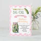 Dill Pickle Verjaardagsmeisje Uitnodiging (Staand voorkant)