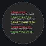 Dingen die we in deze stad deden schoten de sherif ronde sticker<br><div class="desc">Dingen die we in deze stad hebben gedaan,  schoten de sheriff grappig op</div>