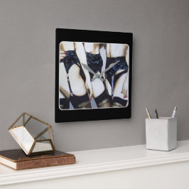 'Dingen gebeuren' Schilderen op een Vierkante Klok