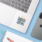Dinking Diva Pickleball Paddle Sinaasappel en blau Sticker (Laptop met iPhone)