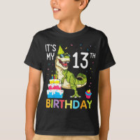 Dino met taart 13e verjaardag gelukkig 13 jaar