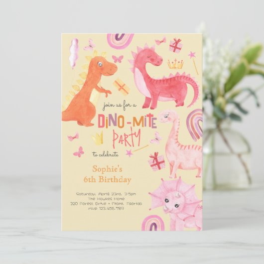 Dino-mite roze dino verjaardagsfeestuitnodiging kaart (Staand voorkant)