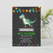 Dino skateboard verjaardagsfeestje kaart (Staand voorkant)