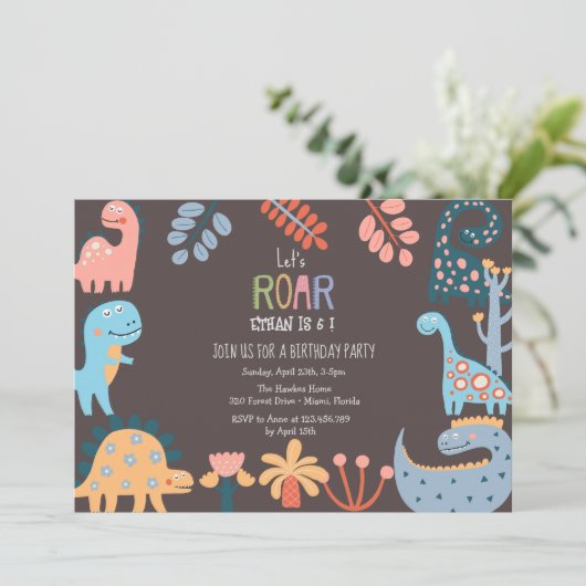 Dino's laten brullen kids verjaardag kaart (Staand voorkant)