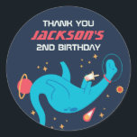 Dinosaur Astronaur Outer Space Kids Birthday Party Ronde Sticker<br><div class="desc">Kute party gunsten voor kinderen,  jongens of meisjes die van de ruimte houden,  astronomie,  planeten,  raketten en de ruimte. Ideaal voor kinderen op verjaardagsfeestje,  feestvieren en dankjewel op het label. U kunt de tekst voor baby shower of andere gelegenheid en partij ook aanpassen.</div>