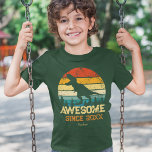 Dinosaur Birthday Boy Geweldige sinds geboorte T-shirt<br><div class="desc">Houdt je kleine jongen of meisje van dinosaurussen? Dit aangepaste shirt is perfect! Er is een groot T-Rex dino gezegde RAWR boven op een noodlijdende regenboogachtergrond. Alle tekst is bewerkbaar en staat nu Geweldige sinds 2015 en de naam van het jonge kind. Vervang de naam en het geboortejaar van uw...</div>