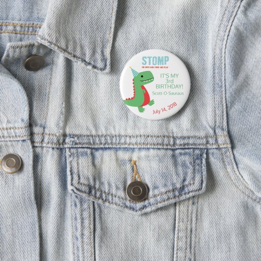 Dinosaur Birthday Button in rood en groen (In situ)