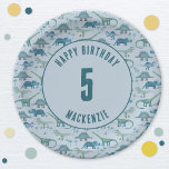 Dinosaur Boy Kids Birthday Party Blue Papieren Bordje<br><div class="desc">Tijd voor een wild verjaardagsfeest! Een leuk stel schattige dinosaurussen op een blauwe achtergrond,  klaar om aan te passen aan de naam en leeftijd van je kind. Geweldig voor elke leeftijd kind,  jongen of meisje. Originele kunst van Nic Squirrell.</div>