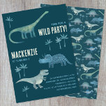 Dinosaur Boys Kids Birthday Party Dark Kaart<br><div class="desc">Tijd voor een wild verjaardagsfeest! Een leuk stel schattige dinosaurussen op een donkere blauwgroen groene achtergrond,  klaar om aan te passen aan de naam,  leeftijd en feestgegevens van je kind. Geweldig voor elke leeftijdsjongen of meisje. De rug kenmerkt een passend dinosauruspatroon. Originele kunst van Nic Squirrell.</div>