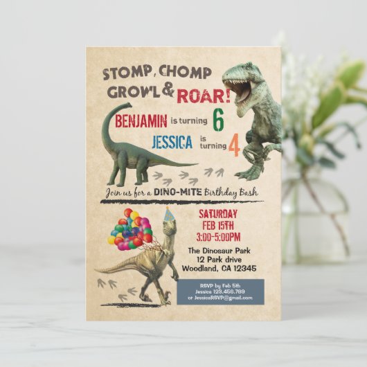 Dinosaur broer of zus verjaardagsuitnodiging 2 nam kaart (Staand voorkant)