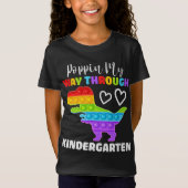 Dinosaur dendert door de kleuterschool t-shirt (Voorkant)