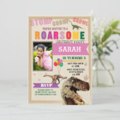 Dinosaur Dig Verjaardagsfeest T-Rex Foto Uitnodige Kaart (Staand voorkant)