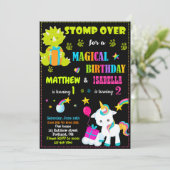 Dinosaur en unicorn verjaardagsuitnodiging Twins Kaart (Staand voorkant)