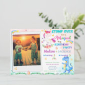 Dinosaur en Unicorn verjaardagsuitnodiging voor tw Kaart (Staand voorkant)