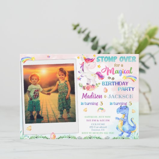 Dinosaur en Unicorn verjaardagsuitnodiging voor tw Kaart (Staand voorkant)