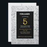 Dinosaur Fossils Pattern Kids Birthday Invitation Kaart<br><div class="desc">Een collage van dinosaurusfossiele schetsen. Ideaal voor alle prehistorische liefhebbers die van de Jurassic-periode houden! Enkele voorbeelden zijn Tyrannosaurus Rex botten,  dinosaurusvoetstappen,  dinosaurustanden,  Stegosaurus skeleton,  Triceratops skull en nog veel meer! Pas deze verjaardagsuitnodiging aan met jouw naam,  leeftijd en partijdetails!</div>