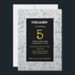 Dinosaur Fossils Pattern Kids Birthday Invitation Kaart<br><div class="desc">Een collage van dinosaurusfossiele schetsen. Ideaal voor alle prehistorische liefhebbers die van de Jurassic-periode houden! Enkele voorbeelden zijn Tyrannosaurus Rex botten,  dinosaurusvoetstappen,  dinosaurustanden,  Stegosaurus skeleton,  Triceratops skull en nog veel meer! Pas deze verjaardagsuitnodiging aan met jouw naam,  leeftijd en partijdetails!</div>