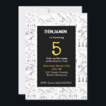 Dinosaur Fossils Pattern Kids Birthday Invitation Kaart<br><div class="desc">Een collage van dinosaurusfossiele schetsen. Ideaal voor alle prehistorische liefhebbers die van de Jurassic-periode houden! Enkele voorbeelden zijn Tyrannosaurus Rex botten,  dinosaurusvoetstappen,  dinosaurustanden,  Stegosaurus skeleton,  Triceratops skull en nog veel meer! Pas deze verjaardagsuitnodiging aan met jouw naam,  leeftijd en partijdetails!</div>