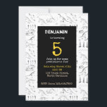 Dinosaur Fossils Pattern Kids Birthday Invitation Kaart<br><div class="desc">Een collage van dinosaurusfossiele schetsen. Ideaal voor alle prehistorische liefhebbers die van de Jurassic-periode houden! Enkele voorbeelden zijn Tyrannosaurus Rex botten,  dinosaurusvoetstappen,  dinosaurustanden,  Stegosaurus skeleton,  Triceratops skull en nog veel meer! Pas deze verjaardagsuitnodiging aan met jouw naam,  leeftijd en partijdetails!</div>