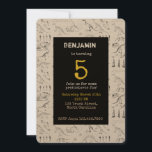 Dinosaur Fossils Pattern Kids Birthday Invitation Kaart<br><div class="desc">Een collage van dinosaurusfossiele schetsen. Ideaal voor alle prehistorische liefhebbers die van de Jurassic-periode houden! Enkele voorbeelden zijn Tyrannosaurus Rex botten,  dinosaurusvoetstappen,  dinosaurustanden,  Stegosaurus skeleton,  Triceratops skull en nog veel meer! Pas deze verjaardagsuitnodiging aan met jouw naam,  leeftijd en partijdetails!</div>