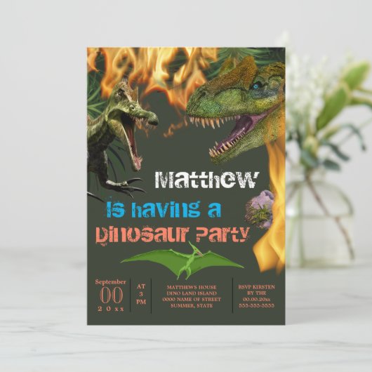 Dinosaur jongens thema verjaardagsfeest t-rex vlam kaart (Staand voorkant)