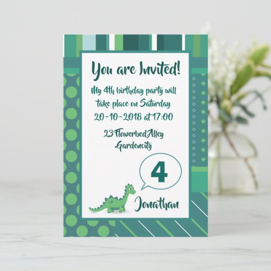 Dinosaur-jongerenverjaardagsuitnodiging in groen/b kaart (Staand voorkant)