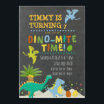 Dinosaur Kids Birthday uitnodiging<br><div class="desc">Dinosaur Kids Birthday-uitnodiging met achtergrondalkbordachtergrond</div>