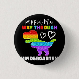 Dinosaur komt mijn richting uit op de kleuterschoo ronde button 3,2 cm