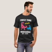 Dinosaur Mama  2024 Baby Announcement First Time M T-shirt (Voorkant volledig)