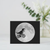 Dinosaur op een bike in Sky met maan Briefkaart (Staand voorkant)