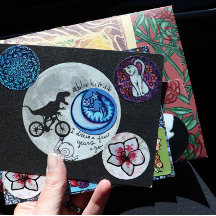 Dinosaur op een bike in Sky met maan