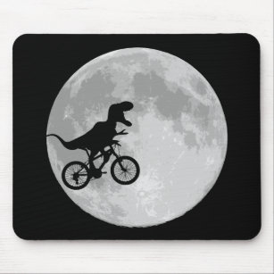 Dinosaur op een bike in Sky met maan Muismat