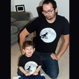 Dinosaur op een bike in Sky met maan T-shirt