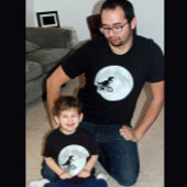 Dinosaur op een bike in Sky met maan T-shirt