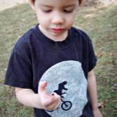 Dinosaur op een bike in Sky met maan T-shirt