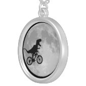 Dinosaur op een fietsmaan zilver vergulden ketting (Voorkant Rechts)
