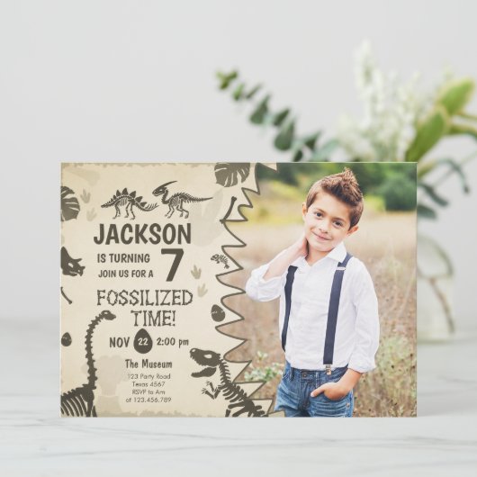 Dinosaur Party Boy Fossil Dino Dig Birthday Kaart (Staand voorkant)