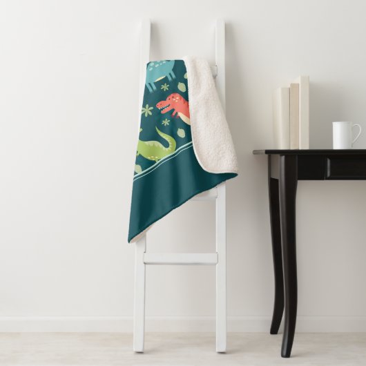 Dinosaur Pattern Blue Monogrammed Kind Boy Sherpa Deken (In situ)