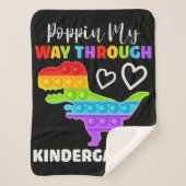 Dinosaur Poppin My Way Through Kindergarten Sherpa Deken (Voorkant)