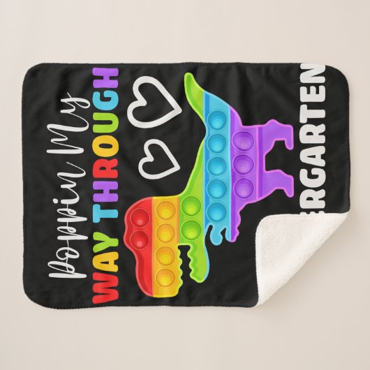 Dinosaur Poppin My Way Through Kindergarten Sherpa Deken (Voorkant (horizontaal))