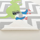 Dinosaur Roller Skating Holding Radio Sherpa Deken (3/4)