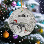Dinosaur Santa Raptor Velociraptor Keramisch Ornament<br><div class="desc">Dit ontwerp kan op het gebied worden gepersonaliseerd dat door de foto en/of tekst te veranderen wordt verstrekt. Of het kan worden aangepast door te klikken deze Sjabloon personaliseert en dan de klik te kiezen om verdere optie aan te passen en de kleur van de achtergrond te schrappen of te...</div>