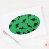 Dinosaur Silhouettes over Groene Achtergrondpatroo Ovale Sticker (Envelop)