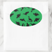 Dinosaur Silhouettes over Groene Achtergrondpatroo Ovale Sticker (Tas)