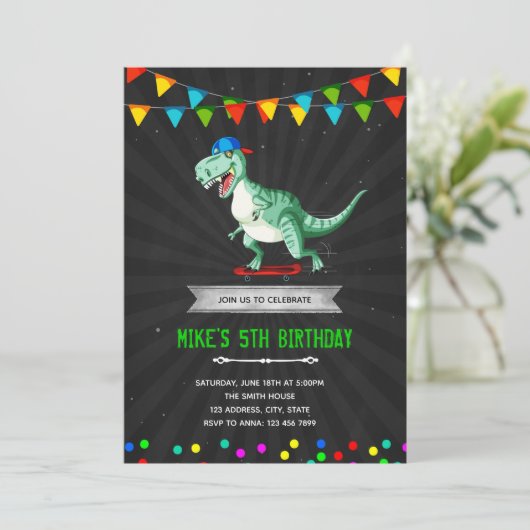 Dinosaur skateboard verjaardagsfeestje kaart (Staand voorkant)