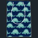 Dinosaur Stegosaurus Kids Birthday Medium Cadeauzakje<br><div class="desc">Dinosaur Stegosaurus Kids Verjaardagscadeau tas. Overeenkomende objecten beschikbaar. Originele kunst van kunstenaars hebben eigen illustraties. Gebruik de onderstaande knop Bericht me voor hulp bij verdere aanpassingen en speciale verzoeken. © Zoe Chapman Design</div>