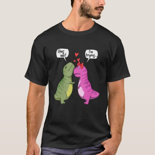 Dinosaur T Rex Couple Hug me Funny Valentijnsdag T-shirt (Voorkant)