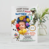 Dinosaur verjaardagfoto uitnodiging kleurig (Staand voorkant)